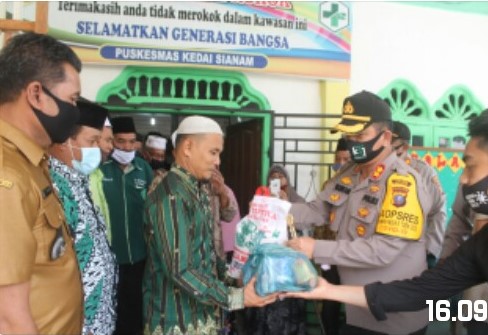 Kapolres Batubara Salurkan Bantuan 100 Paket Sembako Kepada Guru Honorer