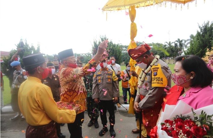  Kunjungan ke Polres Sergai, Kapolda dan Ketua Bhayangkari Sumut Disambut Atraksi Paskibraka dan Yel-Yel TNI-Polri