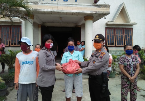  Giat Bakti Sosial, Polres Sergai Bagikan 150 Paket Sembako Kepada Jemaat Gereja HKBP Resort Bakaran Batu