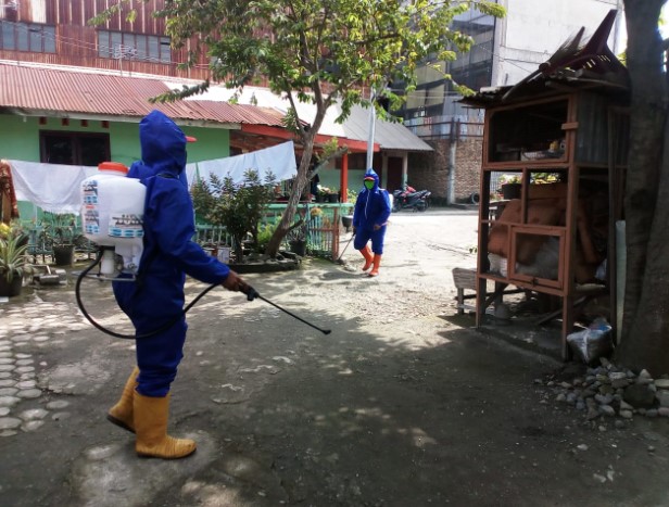  Setiap Hari, Kelurahan Kota Bangun Rutin Semprotkan Disinfektan di Pemukiman Warga