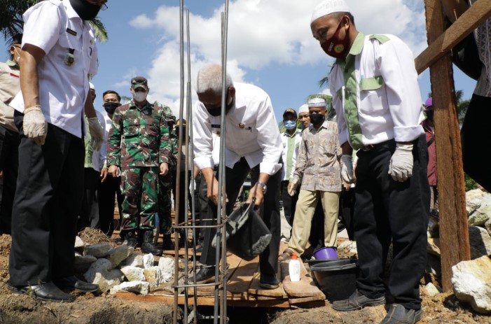  Peletakan Batu Pertama Pembangunan Musholla Al Fajar Desa Sei Alim Hassak, Bupati Asahan Himbau Terapkan Protokol Kesehatan