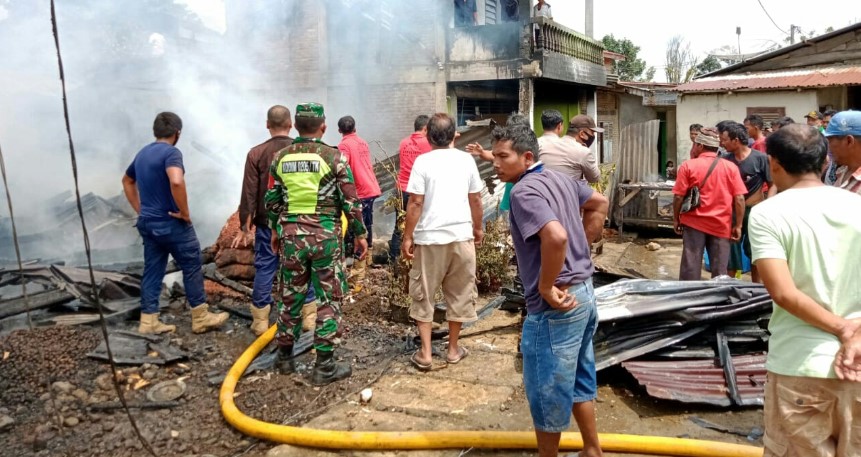 Rumah Kepala Desa Gunung Merlawan Terbakar