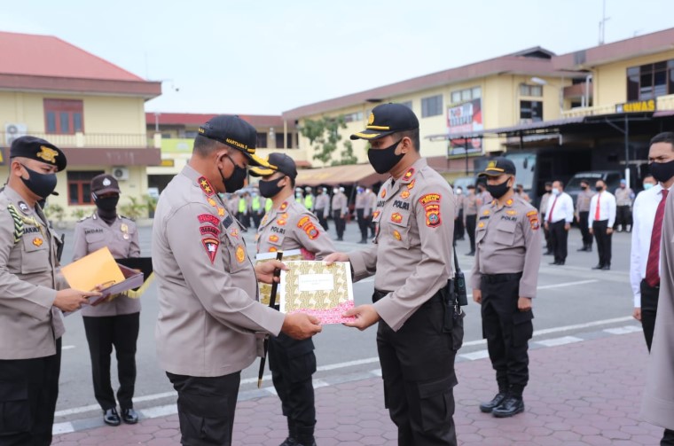  Kapoldasu Beri Penghargaan Kepada 49 Satgas Polrestabes Medan