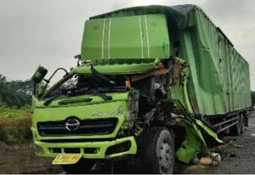  Truk Hino Tabrak Bokong Mitshubishi Fuso, Satu Orang Tewas Lagi Kencing