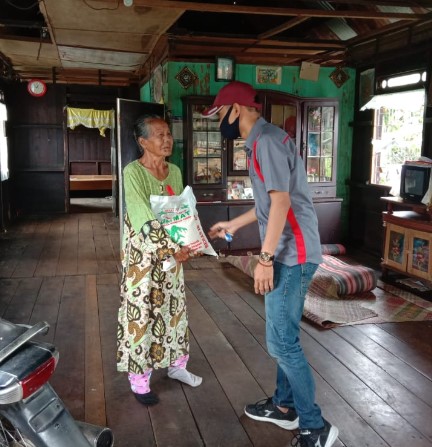  IWO Sergai Berikan Bantuan Untuk Janda Desa Tanjung Beringin