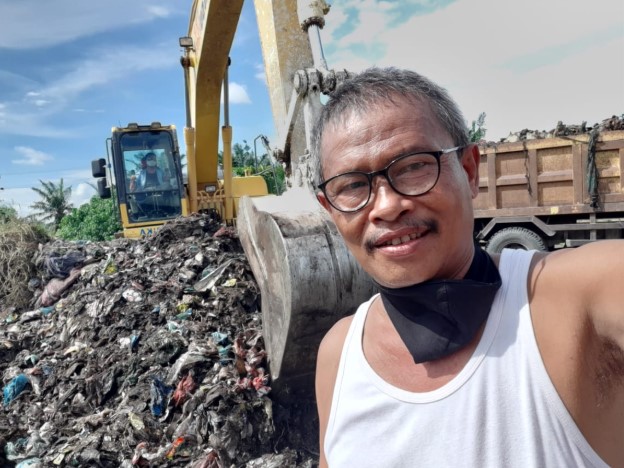  Camat Tambang Bersama Kepala Desa Bersihkan Sampah di Jalan