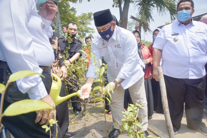 Sekda Kampar Tanam 1000 Bibit Pohon Produktif