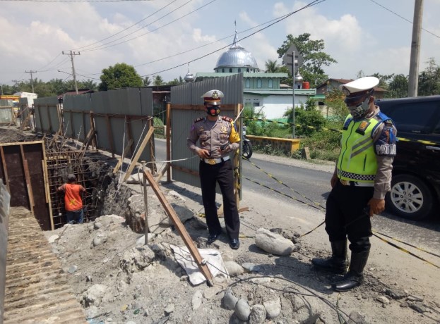  Kasat Lantas Polres Sergai Cek Arus Lalin Lokasi Perbaikan Jembatan Sei Bamban