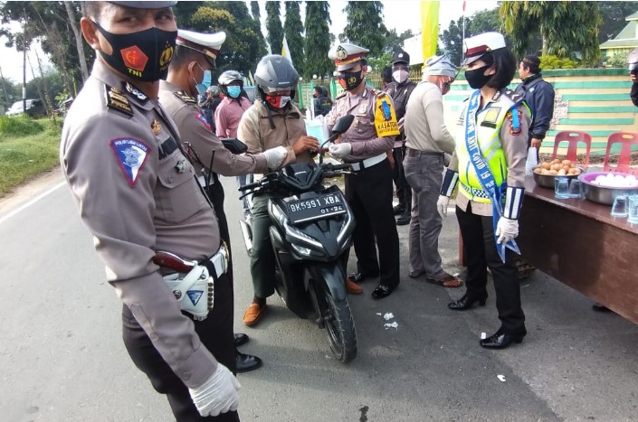 Operasi Patuh Toba 2020, Satlantas Polres Sergai Bagikan Jamu dan Handsanitizer Kepada Pengendara