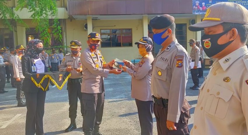  Waka Polresta Pekanbaru Bagikan Masker Kepada Personel