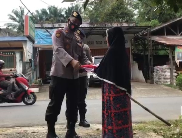  Jelang HUT RI Ke-75, Polres Kampar Berikan Bendera Merah Putih Bagi Beberapa Warga Kurang Mampu untuk Dikibarkan