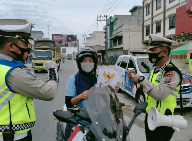  Melalui Publik Address, Satlantas Polres Sergai Sosialisasi Tertib Lalu Lintas dan Bagikan Masker