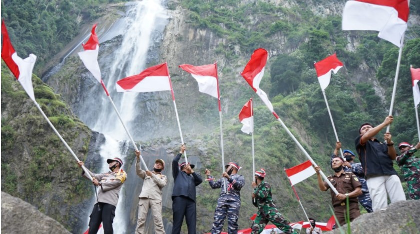  Bupati Asahan Bersama Forkopimda Kibarkan 75 Bendera Merah Putih di Obyek Wisata Ponot