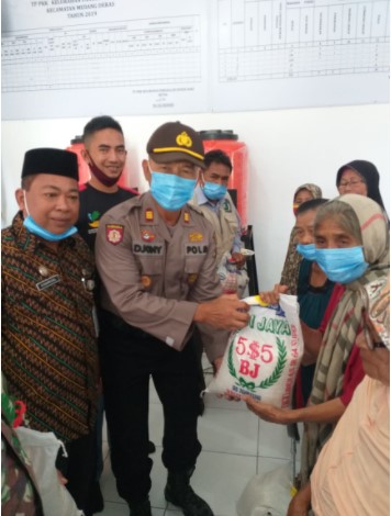 Polsek Medang Deras Bekerjasama Porkompinca dan KSJ Terus Gulirkan Bantuan Sembako Untuk Warga Kurang Mampu