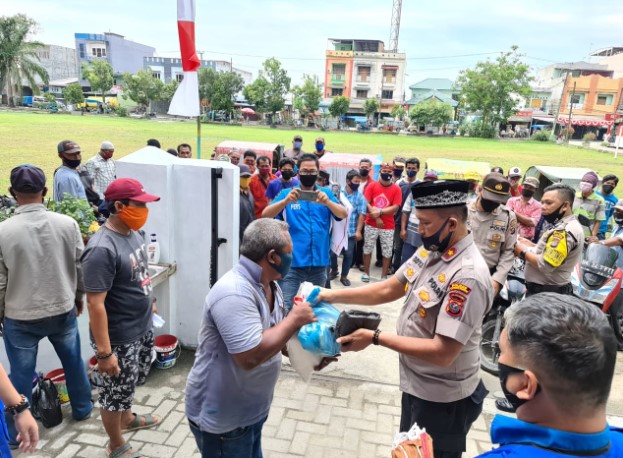  Menjelang HUT RI-75, Polsek Medan Labuhan Adakan Bakti Sosial