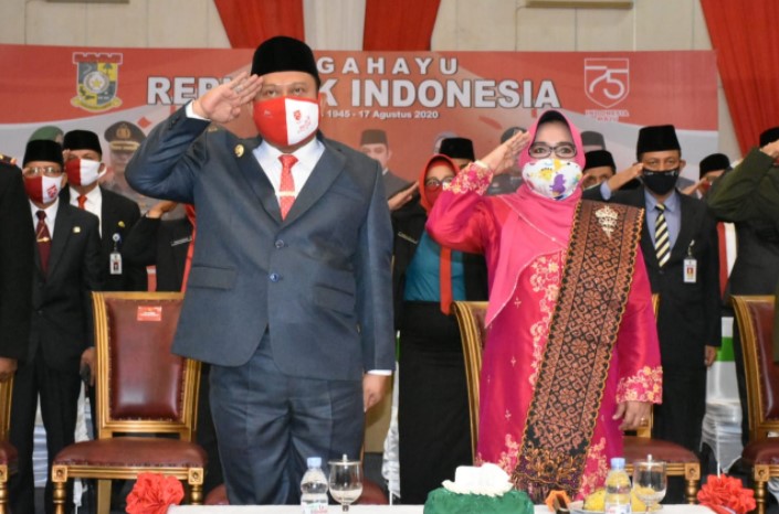  Berjalan penuh Khidmad, Bupati Kampar Ikuti Penurunan Bendera Merah Putih Secara Virtual