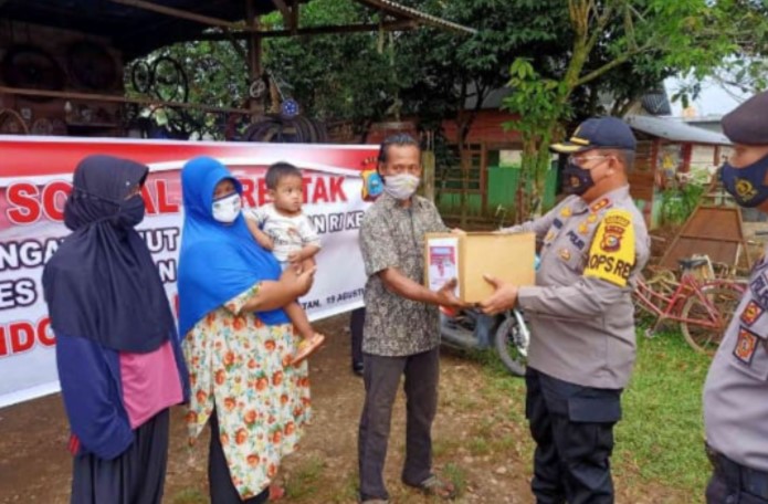  Polres Kuansing Berbagi Seribu Paket Sembako Untuk Warga Terdampak Covid-19