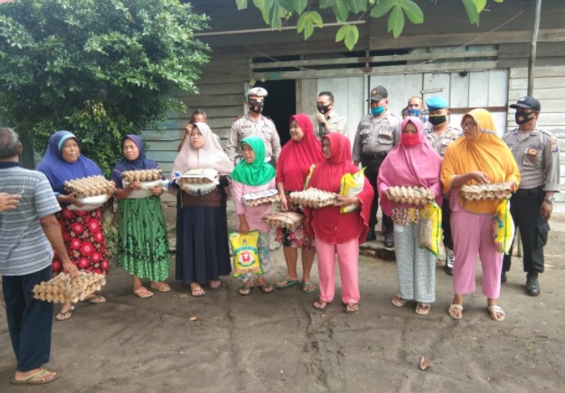  Polsek Tapung Gelar Bansos, Berikan Sembako Untuk Warga Kurang Mampu Terdampak Covid-19