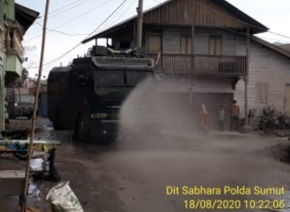  Dit Samapta Polda Sumut Kerahkan Water Canon Bersihkan Desa Terdampak Erupsi Gunung Sinabung