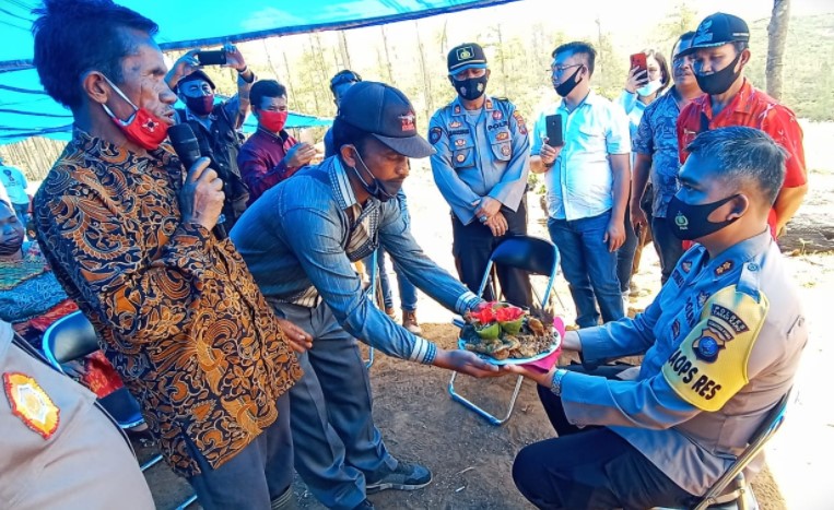  Kapolres Karo Ditabalkan Marga Munthe dan Disajikan Masakan Khas Daerah