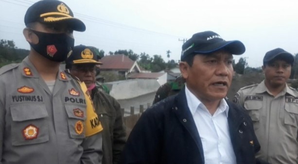  Bupati Karo Bersama Dansatgas Turunkan Alat Berat Tangani Lahar Dingin