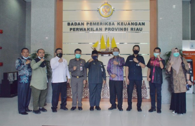  Sekda Kampar Ikuti FGD Tentang Percepatan Penanganan Pandemi Covid-19 di BPK Riau