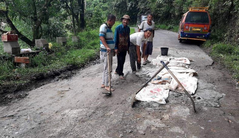  Bahaya dan Kurang Perhatian Pemkab Karo, Warga Tambal Jalan Berlubang