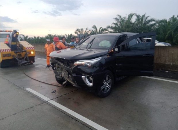  Mobil Fortuner Hancur Tabrak Pembatas Jalan Tol, Pengemudi Diboyong ke Rumah Sakit