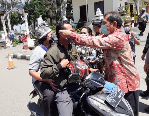 Forkopimda Karo Bagikan Masker Cegah Covid-19