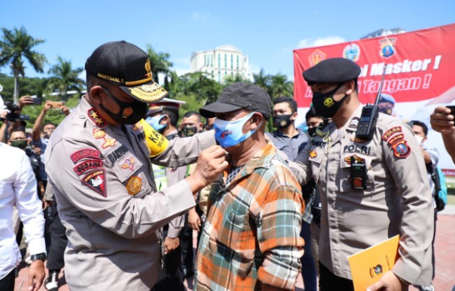  Polda Sumut Bagikan 2 Juta Masker