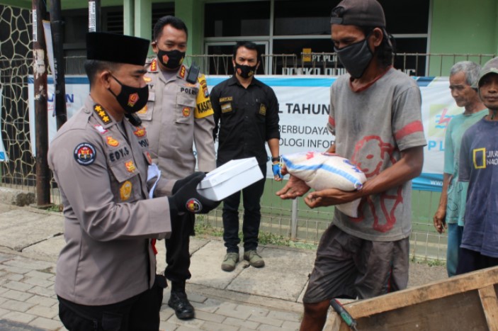  Keliling Kota Tim Jumat Barokah Polda Banten Berikan Bantuan Kepada Masyarakat di jalan raya