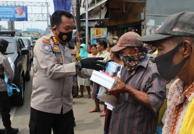  Libatkan Lintas Instansi, Polsek Tenayan Raya Bagikan 840 Masker