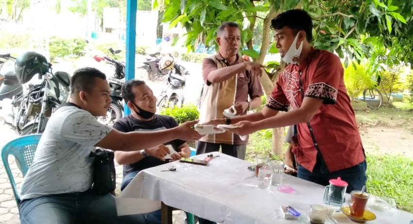 Ketua PWI Asahan Bagi Masker Kepada Wartawan Jelang Konferensi Ke- VIII