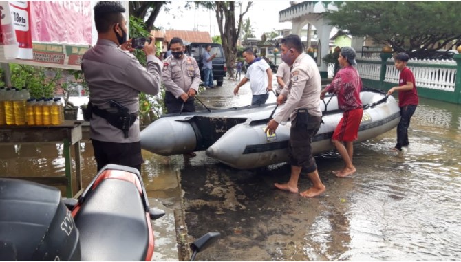  Polres Serdang Bedagai Bantu Sembako dan Perahu Karet, Kades Sei Rampah Ucapkan Terimakasih