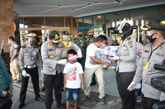  Kapolresta Pekanbaru Pimpin Pembagian Masker ke Masyarakat