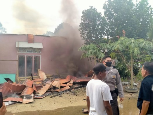  Diduga Korsleting Listrik, 2 Rumah Permanen di Tambang Kampar Terbakar