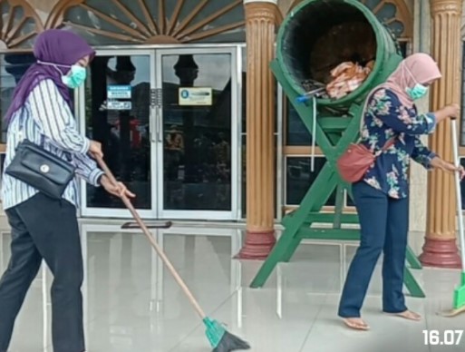  Di Batubara, Warga Tak Pakai Masker Dihukum Bersihkan Tempat Ibadah