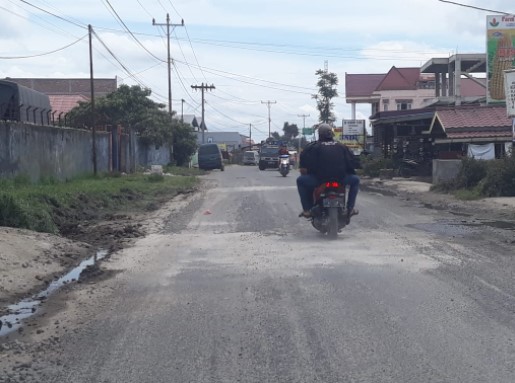  Pemkab Karo Bersama Anggota DPRD Perbaiki Jalan Udara Ujung