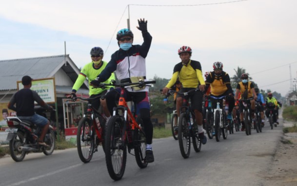  Kapolres Serdang Bedagai Bersama PJU Pantau Situasi Kamtibmas Dengan Gowes Sepeda di Wilkum Polres Sergai