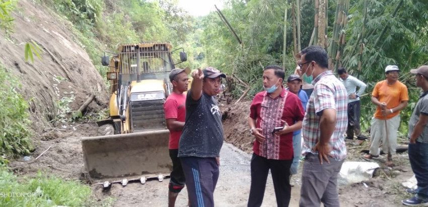 Pemkab Karo Berbenah, PUPR Turunkan Alat Berat Perbaiki Longsor Jalan Desa Bulanjulu-Pertumbuken