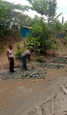  Kerap Banjir dan Berbahaya Untuk Pengendara, PT Pasifik Energi Trans Timbun Jalan Datu Rubiah