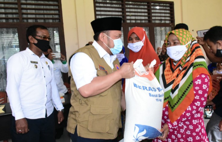  Bupati Kampar Kembali Bagikan Bantuan Sosial Beras di Dua Kecamatan