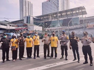  Brimob Poldasu dan KBPP Polri Resor Medan Gelar Kampanye Masker, Penyemprotan Disinfektan dan Dapur Umum di Lapangan Merdeka