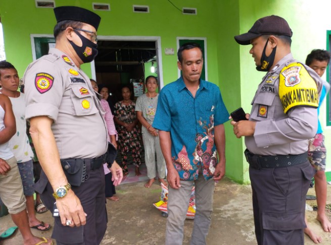  Kapolsek Hulu Kuantan Serahkan Bantuan Kepada Keluarga Korban Pelaku PETI