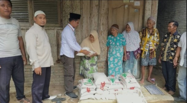  Cabup Sergai Darma Wijaya Serahkan Bantuan Sembako Untuk Masyarakat Desa Paya Pasir