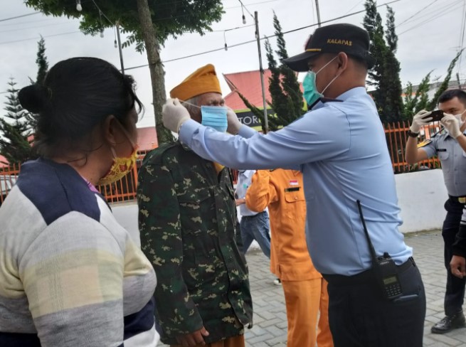  Sambut Hari Dharma Karya Dhika 2020, Rutan Kabanjahe Bagikan Masker dan Vitamin C