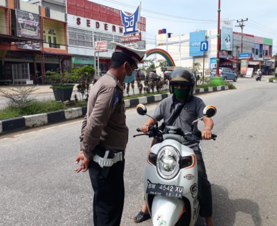  Kapolres Kuansing Himbau Pengguna Jalan Turut Berpartisipasi Wujudkan Kamseltibcarlantas serta Patuhi Protokol Kesehatan Saat Berkendara