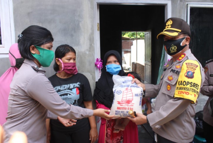 Resmikan 2 Unit Rumah Warga, Kapolres Sergai Bagikan 10 Sembako Kepada Masyarakat