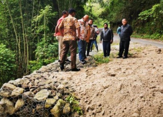 Bupati Karo Kroscek Jalan Longsor Yang Ditimbun Dinas PUPR