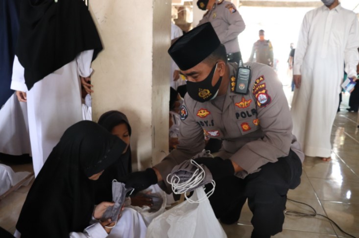  Polda Banten Bagikan Ratusan Masker Di Pondok Pesantren Baitul Qur’an